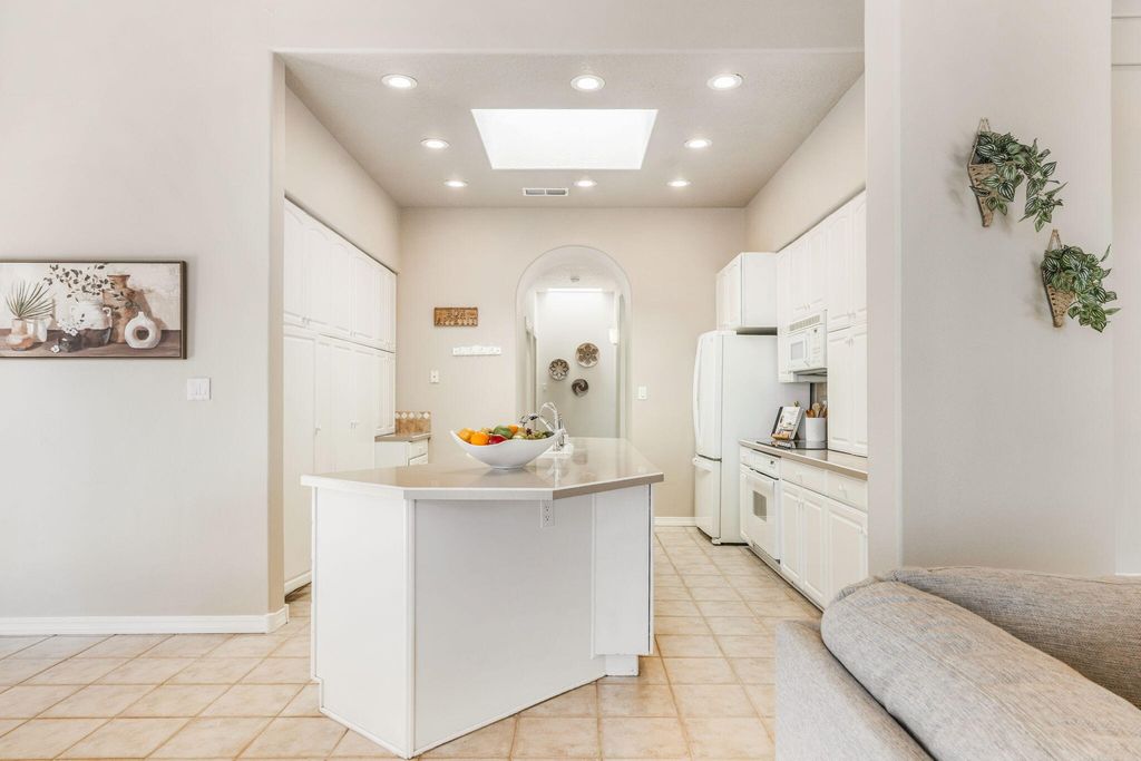 Image 14 of property listing at 4509 Miramar Drive NW, Albuquerque, NM 87114