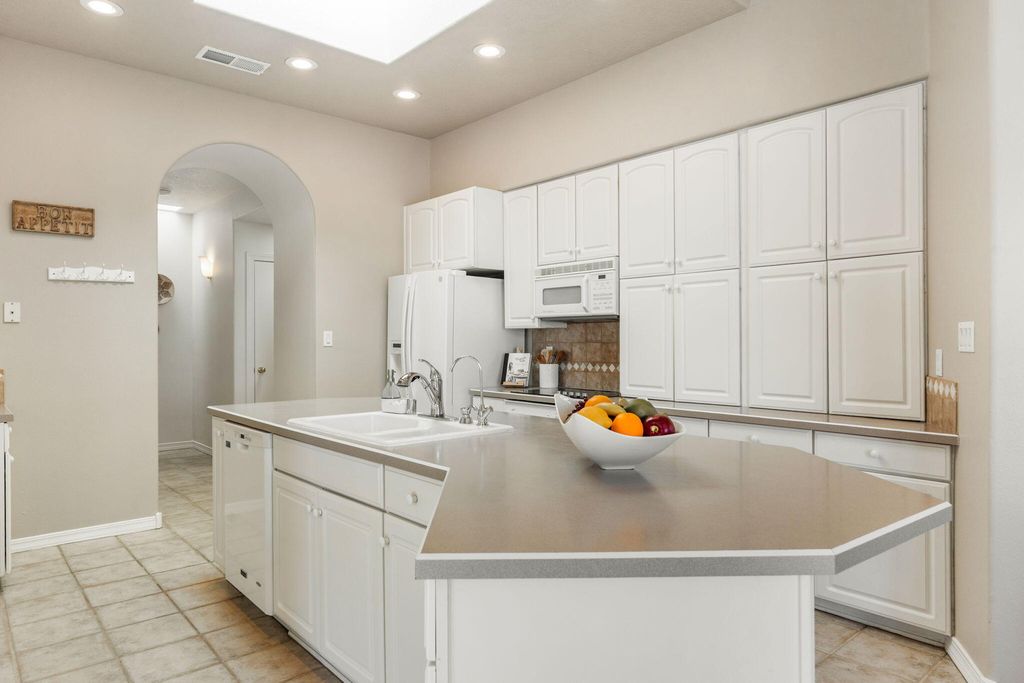 Image 15 of property listing at 4509 Miramar Drive NW, Albuquerque, NM 87114