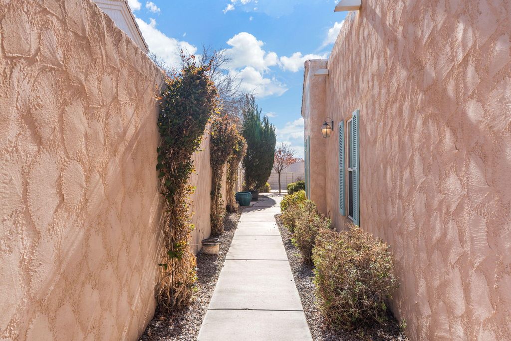 Image 3 of property listing at 4509 Miramar Drive NW, Albuquerque, NM 87114