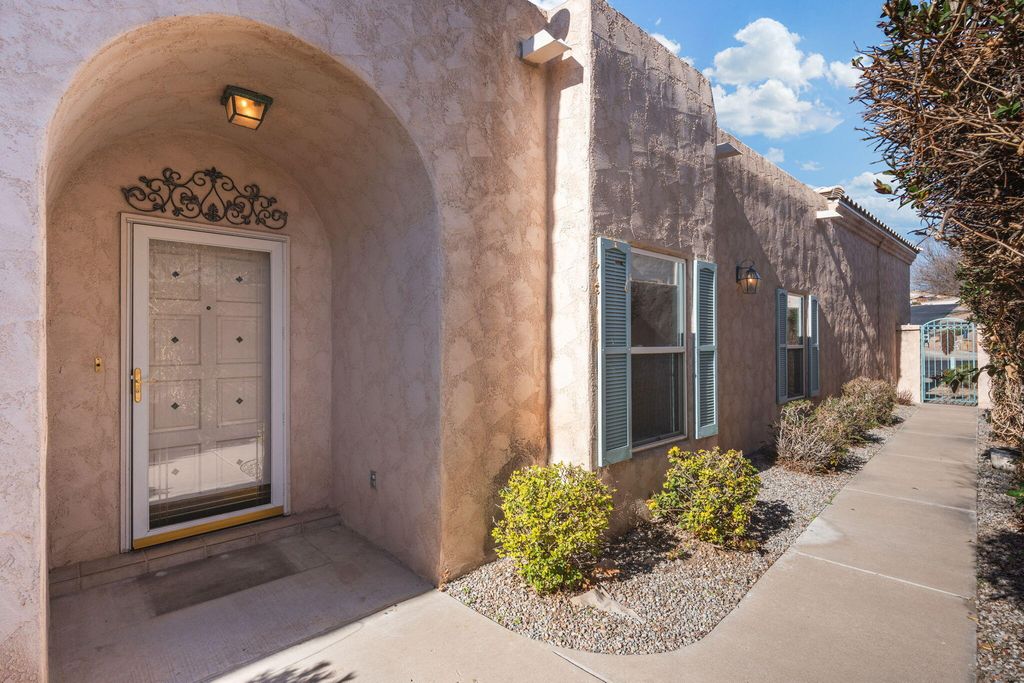 Image 4 of property listing at 4509 Miramar Drive NW, Albuquerque, NM 87114