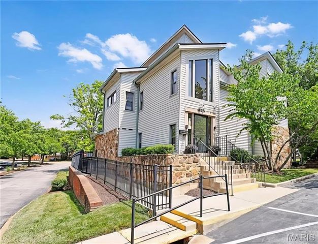 1033 Wilton Royal Drive 206, Creve Coeur, MO 63146