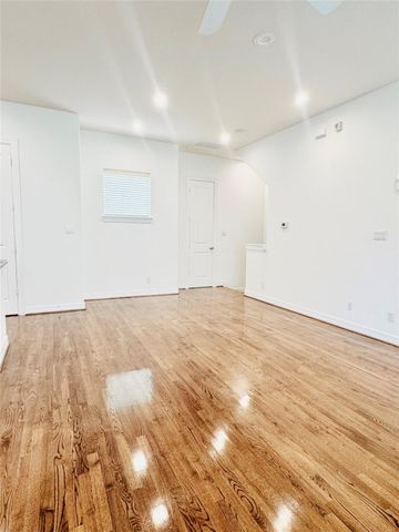 3846 Center Street, Houston, TX 77007