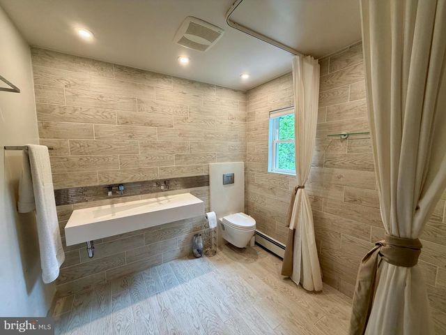 575 W VALLEY RD, Wayne, PA 19087
