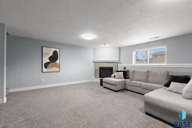 7505 S Peregrine Pl Place, Sioux Falls, SD 57108