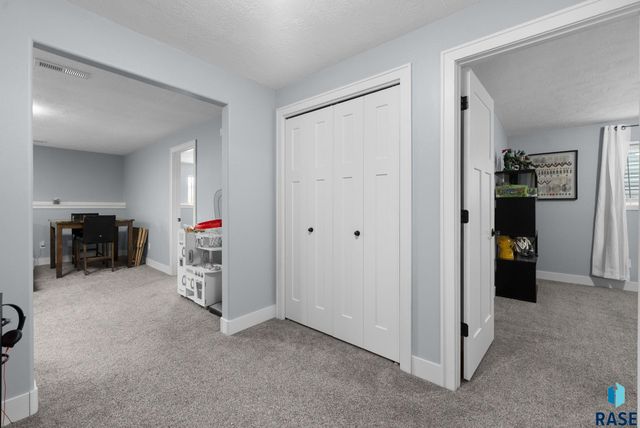 7505 S Peregrine Pl Place, Sioux Falls, SD 57108