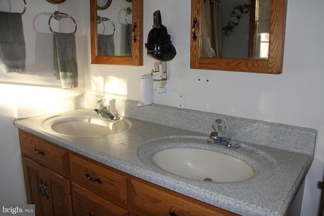 668 SNYDER HILL RD, Lititz, PA 17543