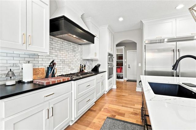 13559 Terrace Park Drive, Parkville, MO 64152