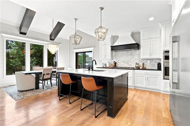 13559 Terrace Park Drive, Parkville, MO 64152