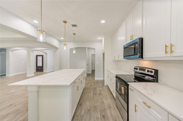 390 N Linnwood, Woodbranch, TX 77357