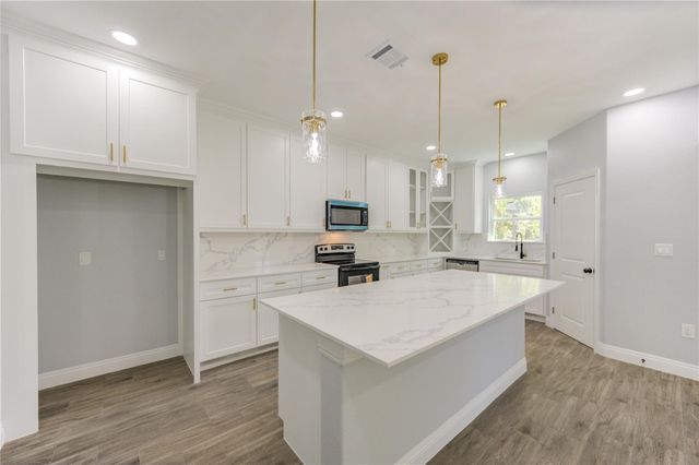 390 N Linnwood, Woodbranch, TX 77357