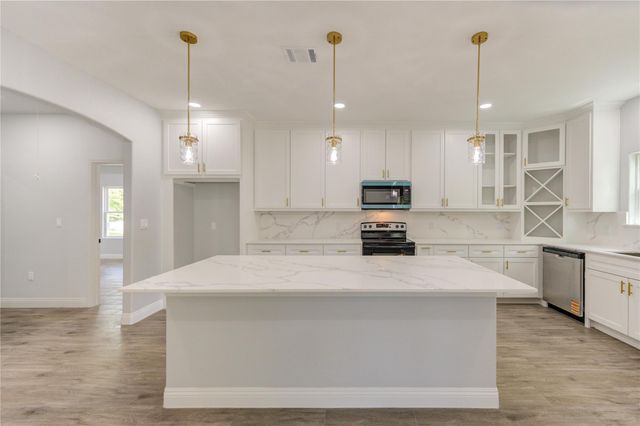 390 N Linnwood, Woodbranch, TX 77357