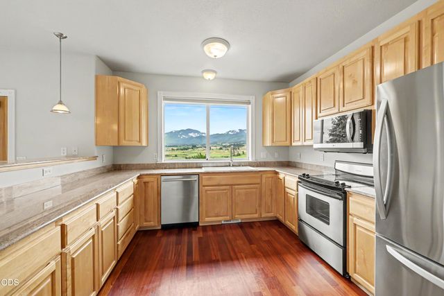825 Amerman Drive, Phoenix, OR 97535