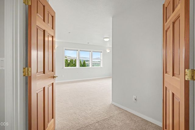 825 Amerman Drive, Phoenix, OR 97535