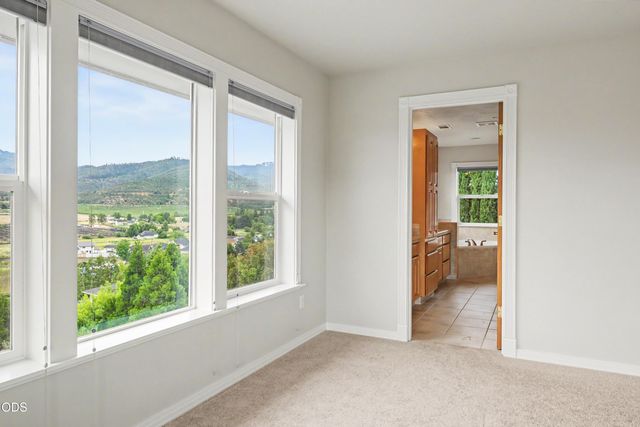 825 Amerman Drive, Phoenix, OR 97535