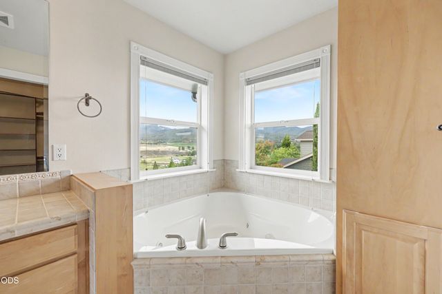 825 Amerman Drive, Phoenix, OR 97535
