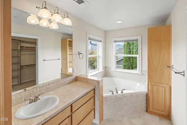 825 Amerman Drive, Phoenix, OR 97535