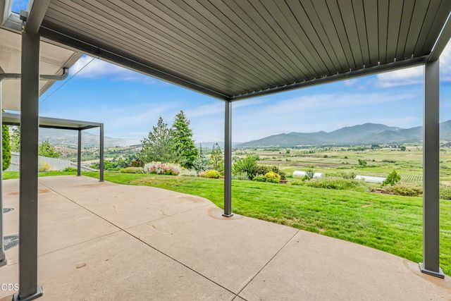 825 Amerman Drive, Phoenix, OR 97535