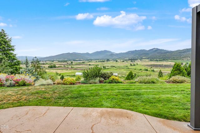 825 Amerman Drive, Phoenix, OR 97535