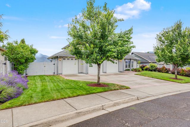 825 Amerman Drive, Phoenix, OR 97535