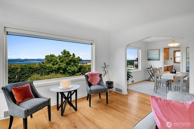 6921 39th Avenue SW, Seattle, WA 98136