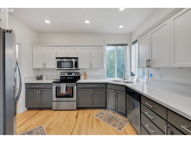 10907 Se HENDERSON Dr, Portland, OR 97266