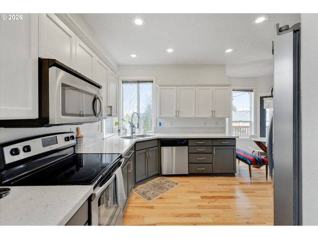 10907 Se HENDERSON Dr, Portland, OR 97266