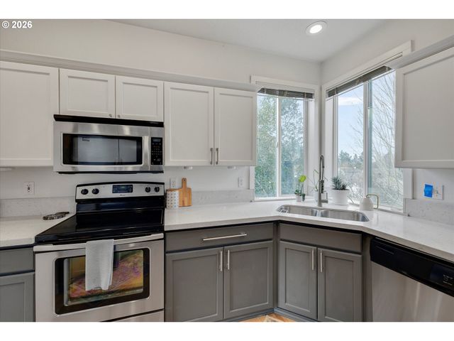 10907 Se HENDERSON Dr, Portland, OR 97266