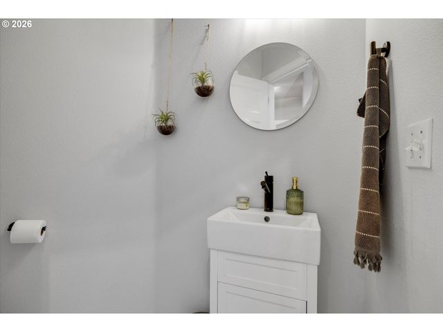 10907 Se HENDERSON Dr, Portland, OR 97266