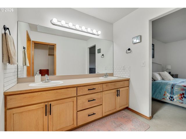 10907 Se HENDERSON Dr, Portland, OR 97266