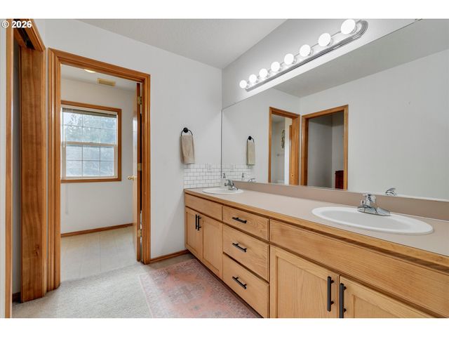 10907 Se HENDERSON Dr, Portland, OR 97266