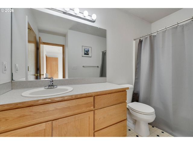 10907 Se HENDERSON Dr, Portland, OR 97266