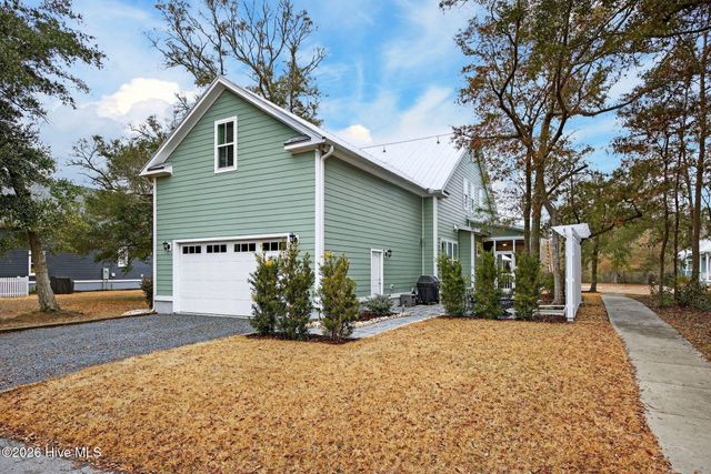 307 Fire Fly Lane, Southport, NC 28461