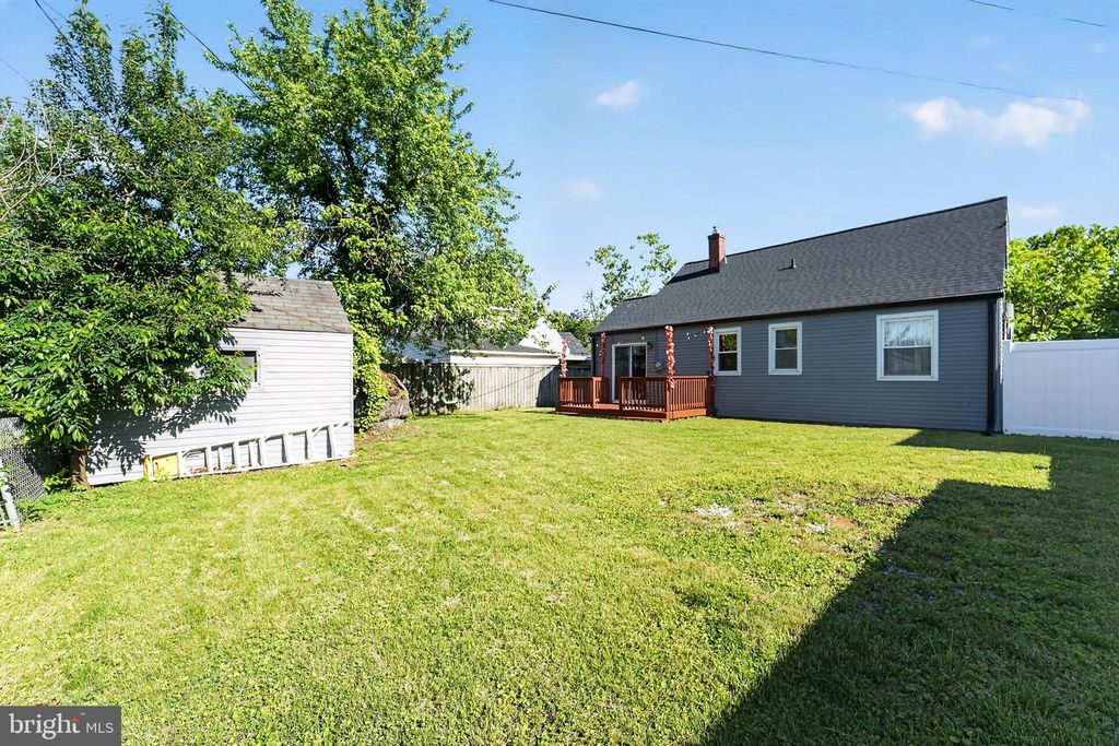 Image 6 of property listing at 8103 CORNWALL RD, Dundalk, MD 21222