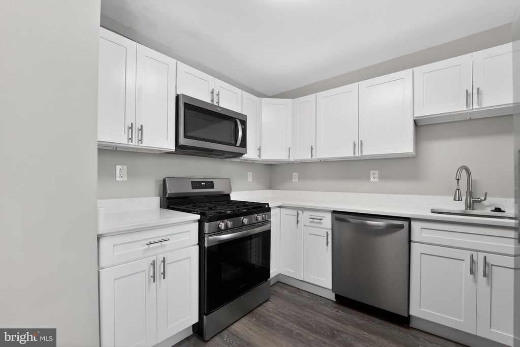 Image 9 of property listing at 8103 CORNWALL RD, Dundalk, MD 21222