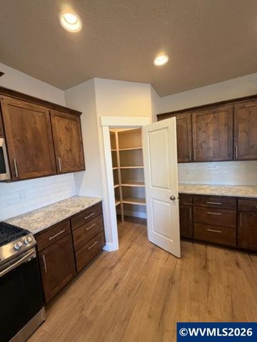 708 NW George Ct, Sublimity, OR 97385
