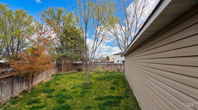 16056 N Pelican Butte Dr, Nampa, ID 83651