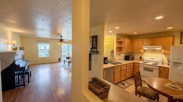 16056 N Pelican Butte Dr, Nampa, ID 83651