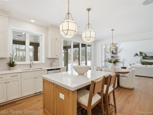 1061 E Avon Road, Rochester Hills, MI 48307