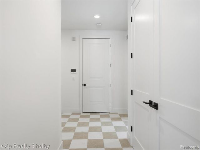 1061 E Avon Road, Rochester Hills, MI 48307