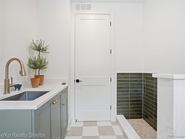 1061 E Avon Road, Rochester Hills, MI 48307