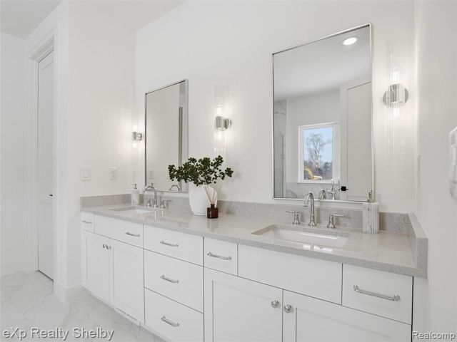 1061 E Avon Road, Rochester Hills, MI 48307