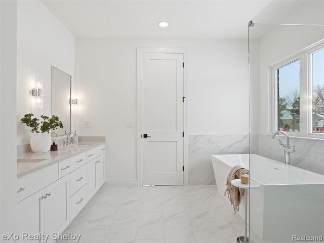 1061 E Avon Road, Rochester Hills, MI 48307