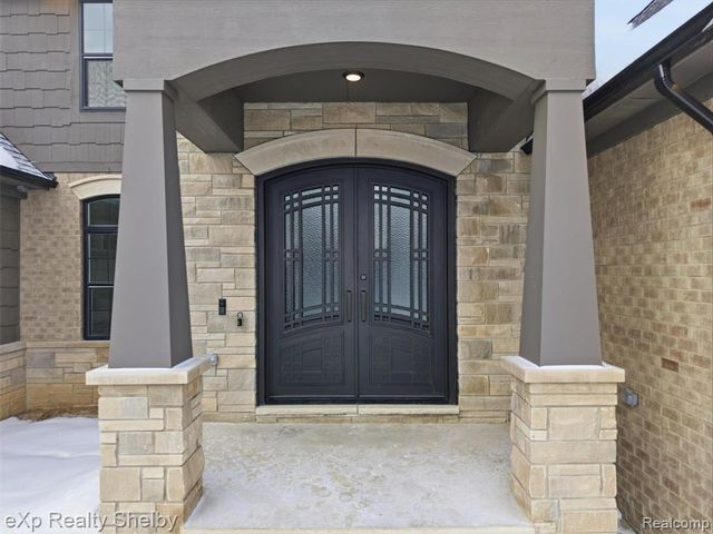 1061 E Avon Road, Rochester Hills, MI 48307