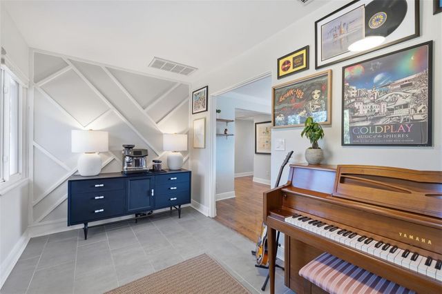 737 53RD TERRACE N, St Petersburg, FL 33701