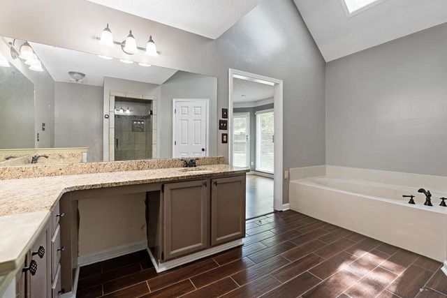 8301 WEATHERWOOD LN, Memphis, TN 38018