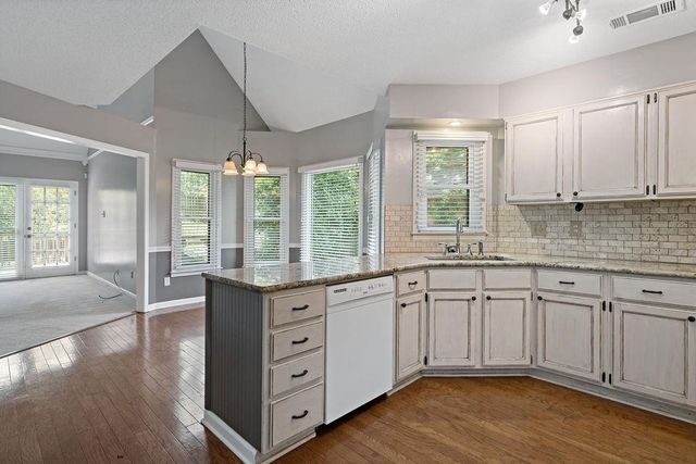 8301 WEATHERWOOD LN, Memphis, TN 38018