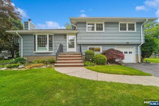 7 Swan Terrace, Wayne, NJ 07470