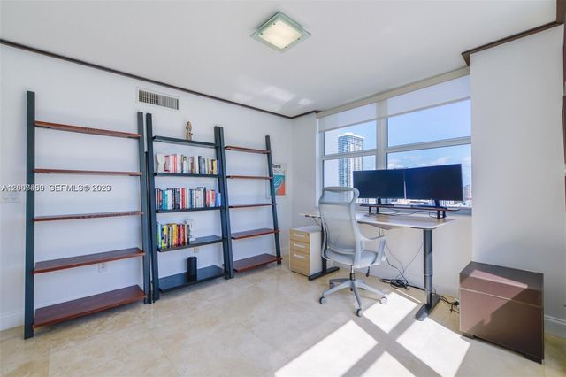 31 SE 5th St 3002, Miami, FL 33131