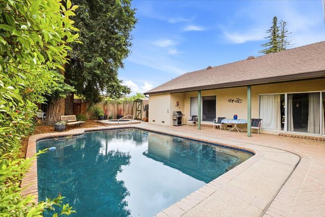 2747 Bradshaw, Sacramento, CA 95827