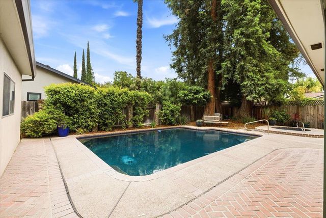 2747 Bradshaw, Sacramento, CA 95827